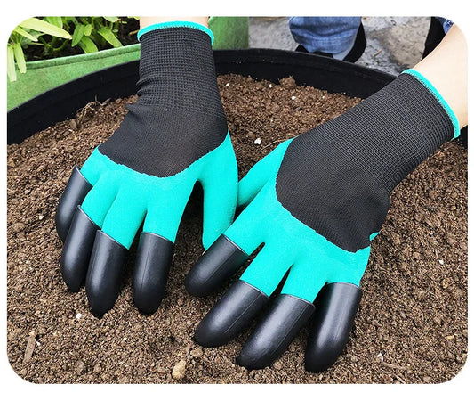 Tuinwerkhandschoenen met klauwen in gebruik